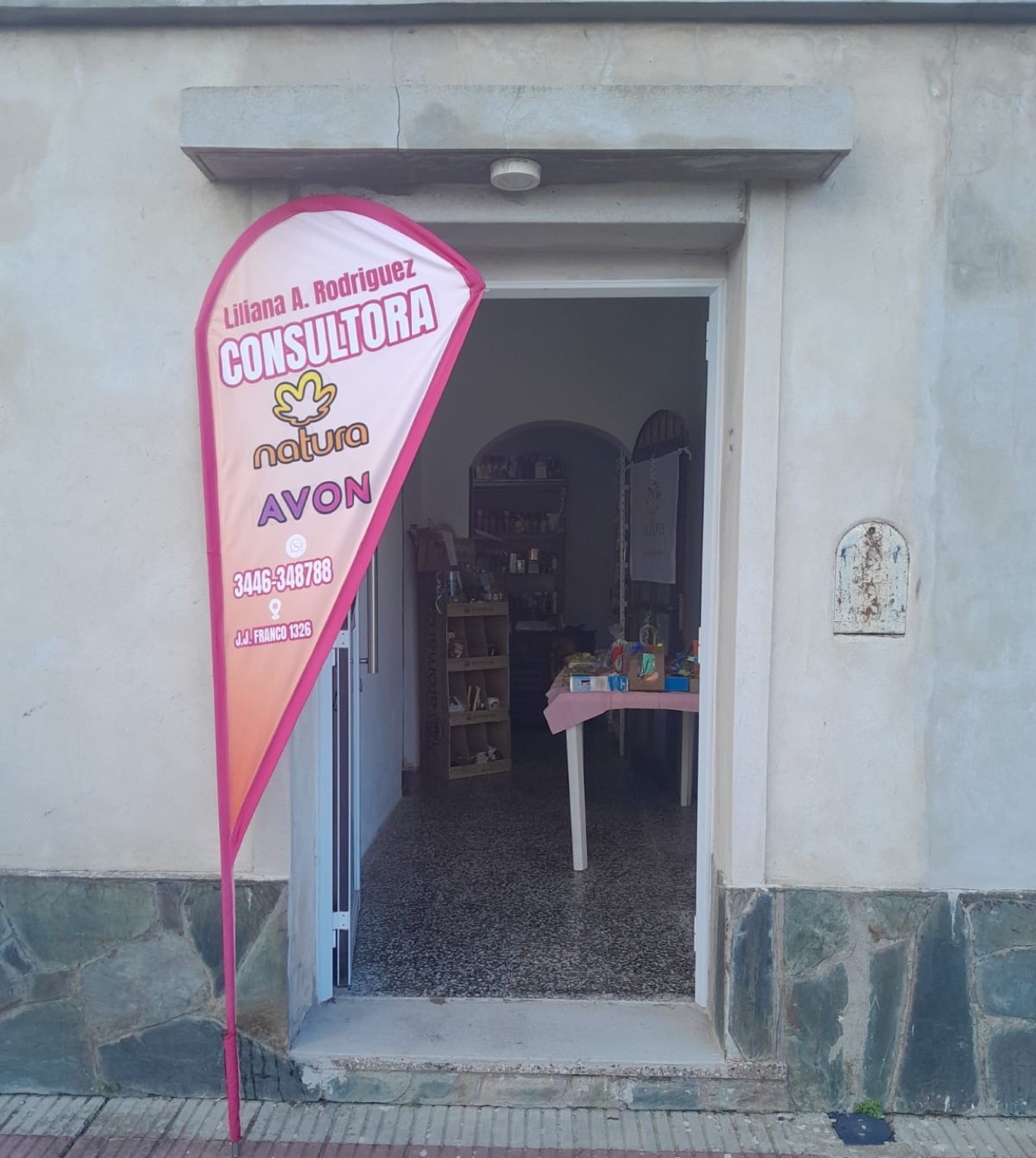 Local de Universo de Aromas en Gualeguaychú, con la bandera de consultora Natura y Avon de Liliana en la entrada